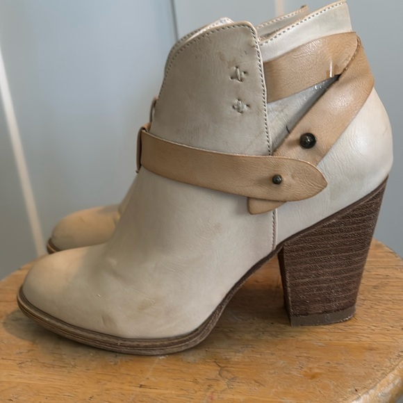 SZ 9 M, Beige Ankle Boots. Adjustable straps - Picture 2 of 6